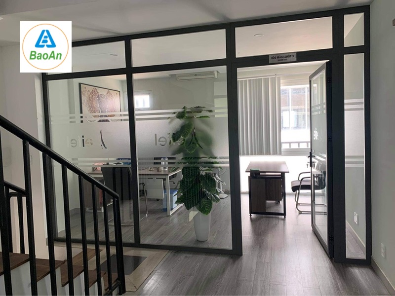 Vách ngăn nhôm kính hiện đại cho không gian mở