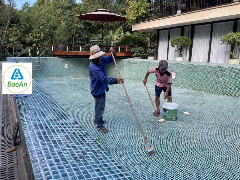 Ứng dụng sơn chống thấm trong suốt cho bể bơi